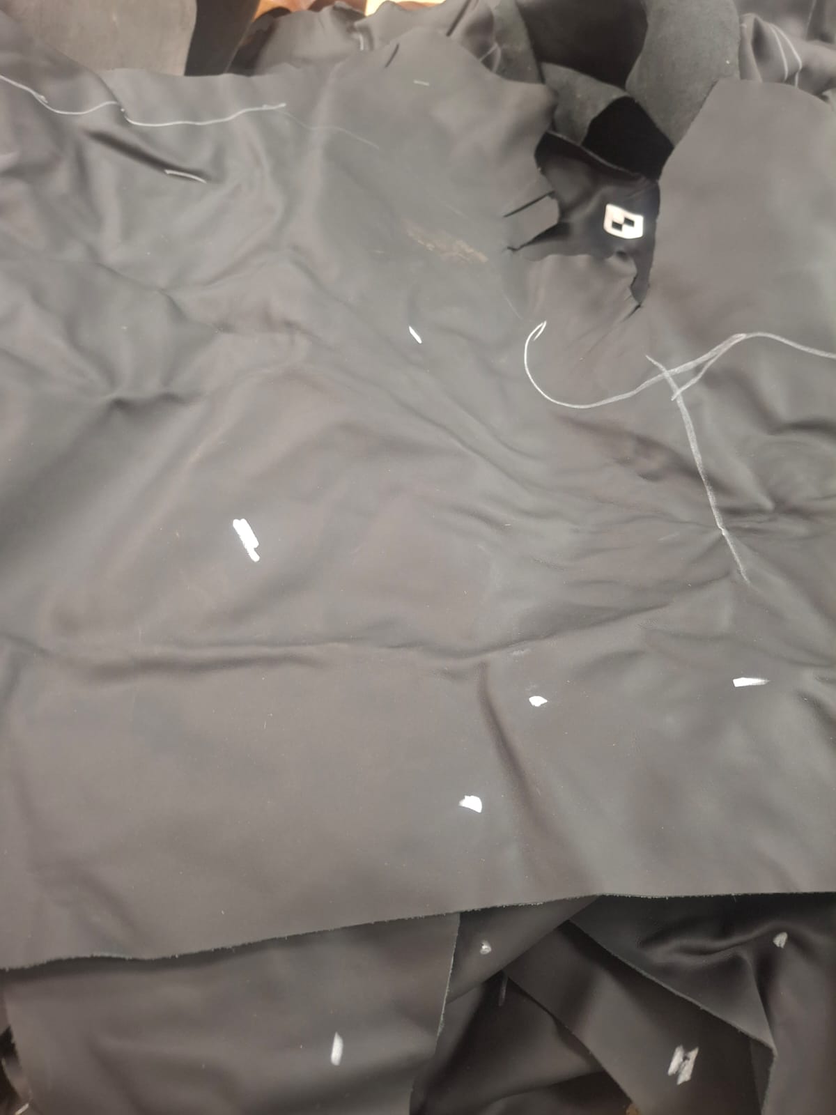 LEATHER OFFCUTS PER KG, HALFGRAIN, BLACK LARGE PIECES