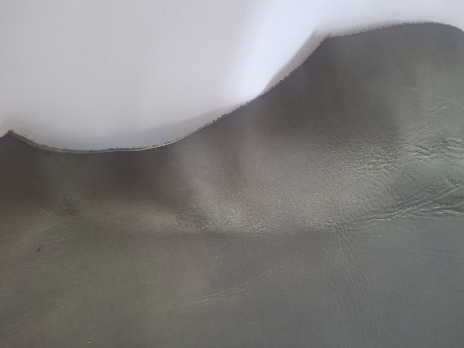 Leather Olive Green Chrome/VEG sides –Through Dyed  1.3 – 2 mm Bagging Leather (±185 dm²)