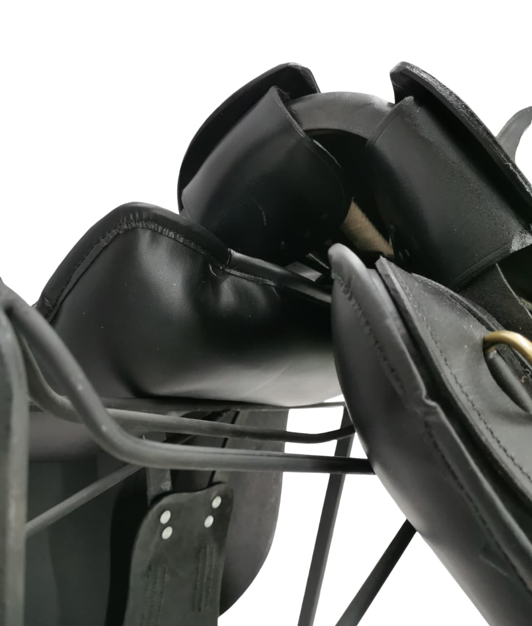 Saddle military with suede cushion
