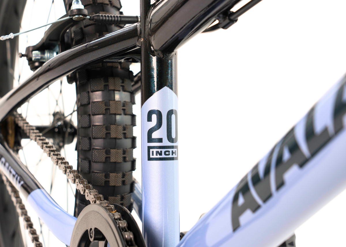 AVALANCHE ANTIX 20" BOYS SILVER/BLACK BLUE. Size: 20".